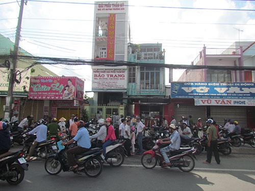 Cướp[-]thẩm[-]mỹ[-]viện[-]giữa[-]ban[-]ngày